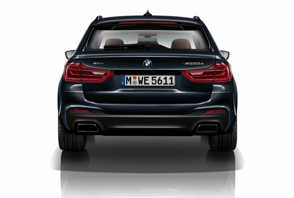 BMW M550d xDrive Touring arka görünümü
