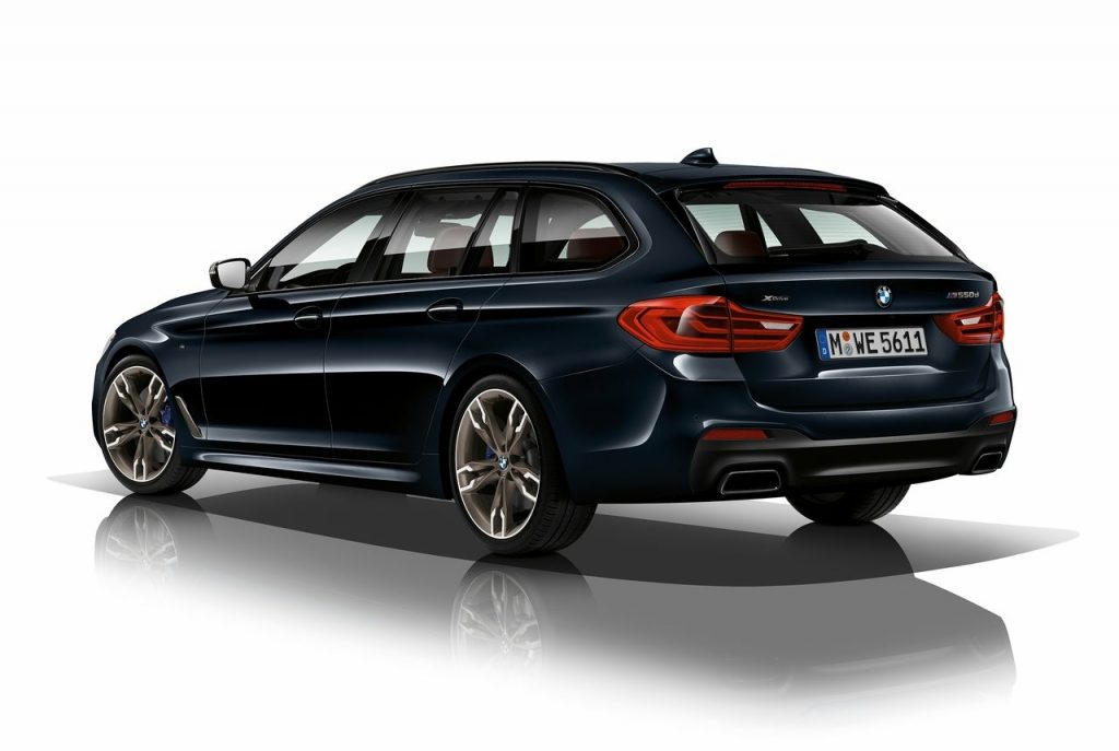 BMW M550d xDrive Touring arka üç çeyrek görünümü
