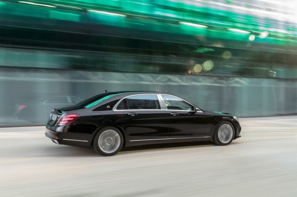 Mercedes-Maybach S560 hareket halinde yan görünüm
