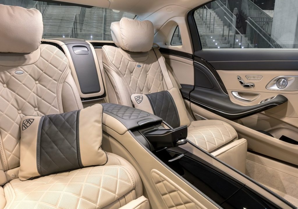 Mercedes-Maybach S560 ayrı arka koltuklar ve orta konsol