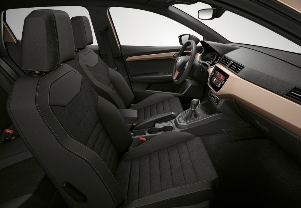 SEAT Ibiza beşinci nesil ön koltukları ve kokpiti
