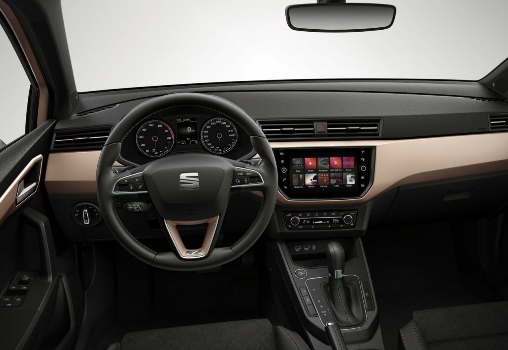 SEAT Ibiza beşinci nesil gösterge paneli ve orta konsolu