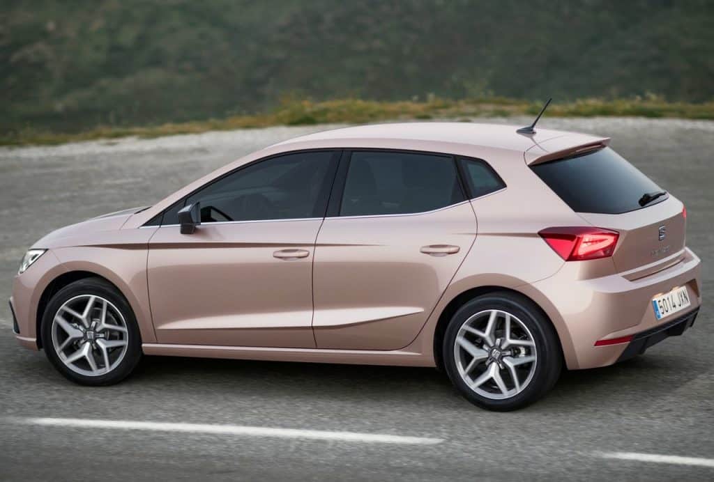 SEAT Ibiza beşinci nesil hareket halinde arka yan görünümü
