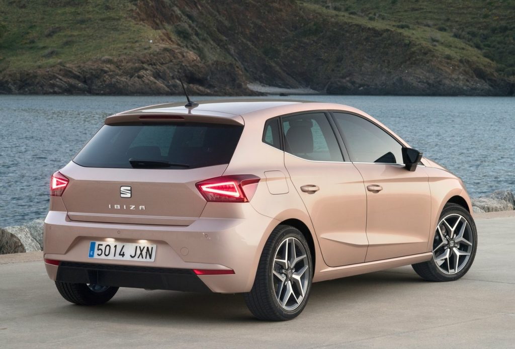 SEAT Ibiza arka sağ üç çeyrek görünüm