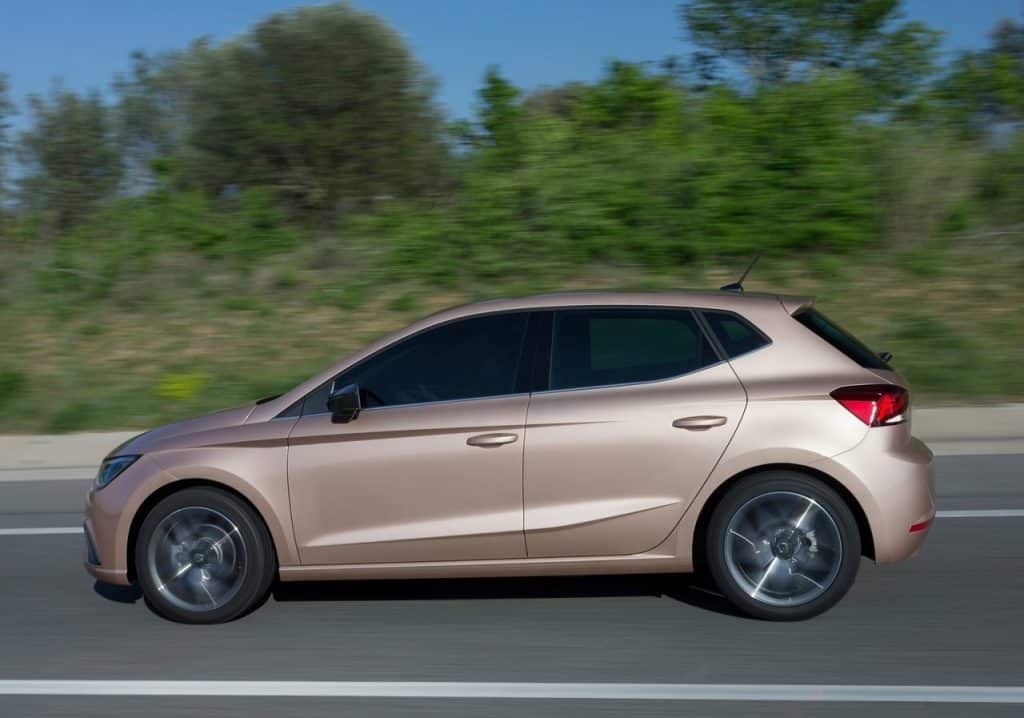 SEAT Ibiza beşinci nesil hareket halinde yan profili
