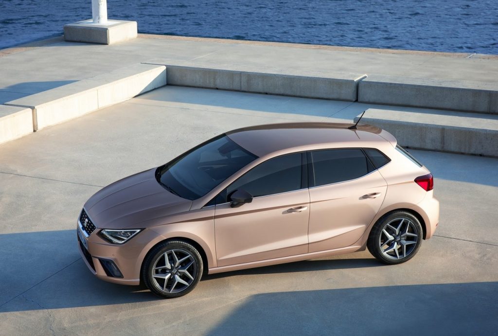 SEAT Ibiza üstten ön üç çeyrek görünümü
