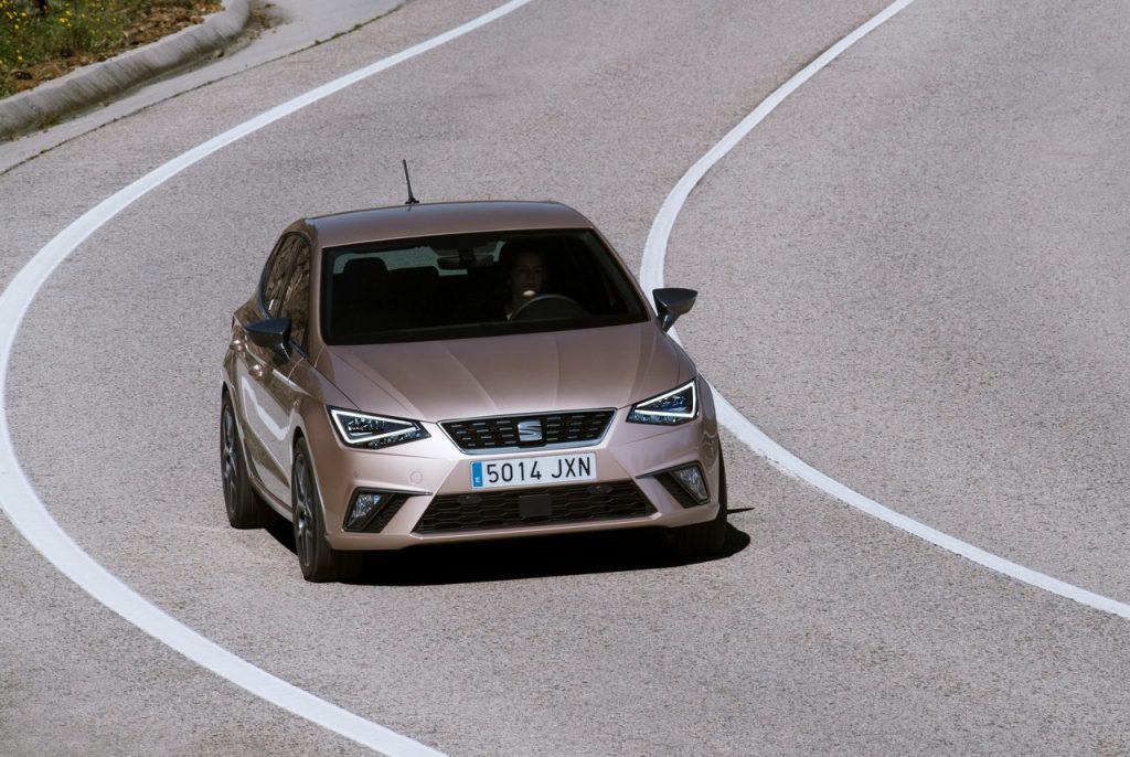 SEAT Ibiza önden yol görünümü