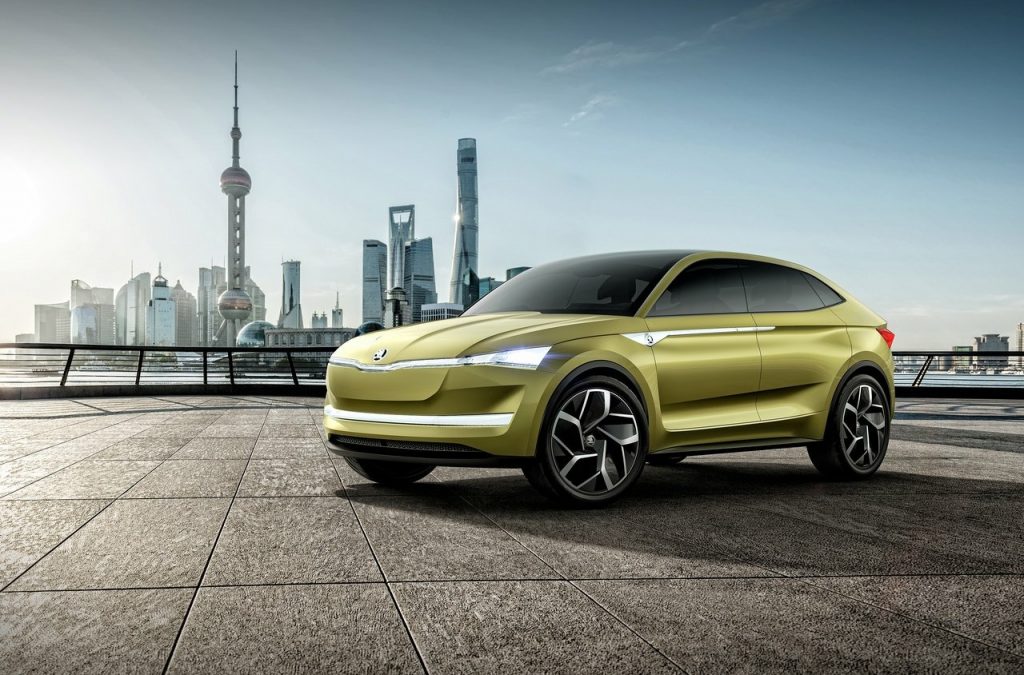 Vision E konseptinin Shanghai kent manzarası önünde dış görünümü