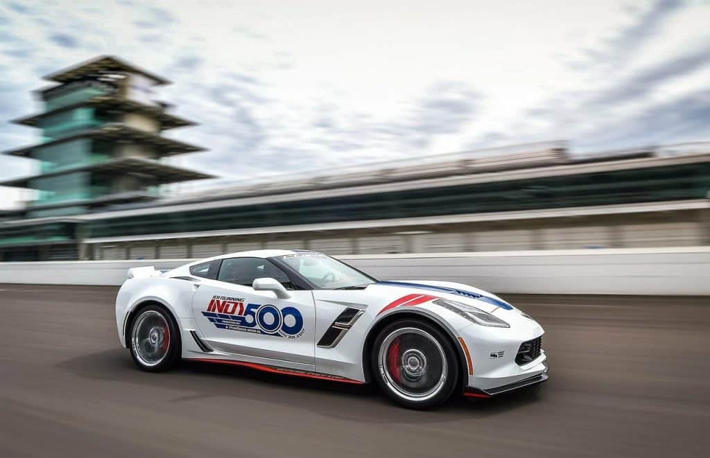 Corvette Grand Sport Indy 500 pace car ön ve yan görünümü