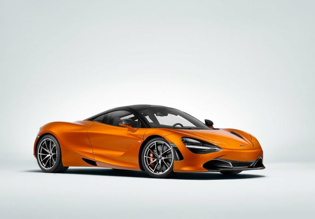 McLaren 720S stüdyo çekimi ön üç çeyrek görünüm
