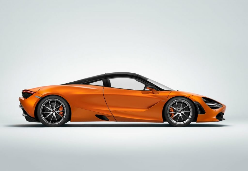 McLaren 720S stüdyo çekimi yan profil