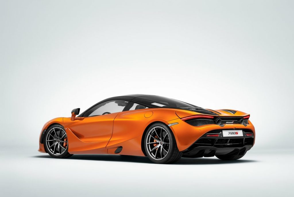 McLaren 720S stüdyo çekimi arka üç çeyrek görünüm