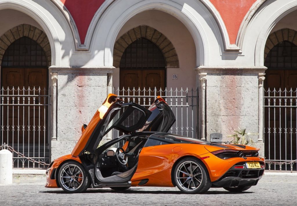 McLaren 720S açık dihedral kapılar ve arka üç çeyrek görünüm