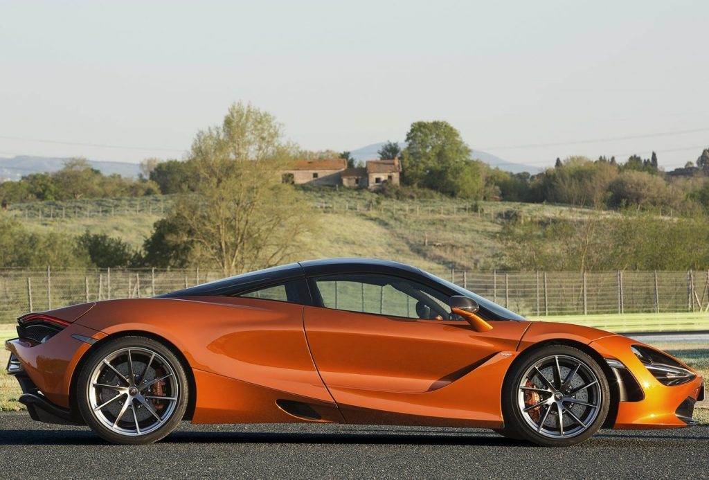 McLaren 720S turuncu gövde yan profil