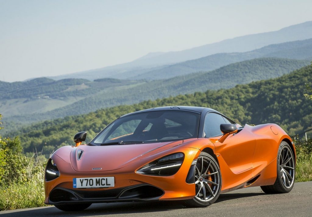 McLaren 720S turuncu gövde ön üç çeyrek görünüm