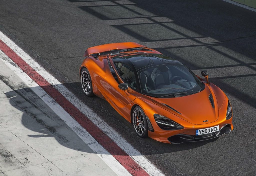 McLaren 720S turuncu gövde üstten ön üç çeyrek görünüm