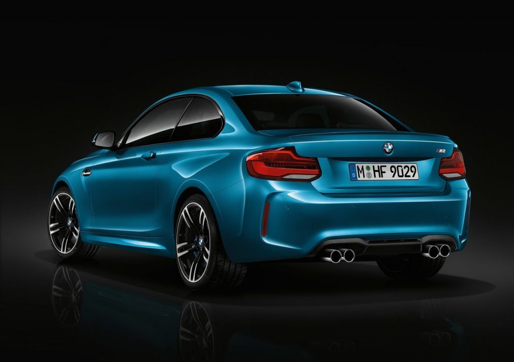BMW M2 arka üç çeyrek görünümü