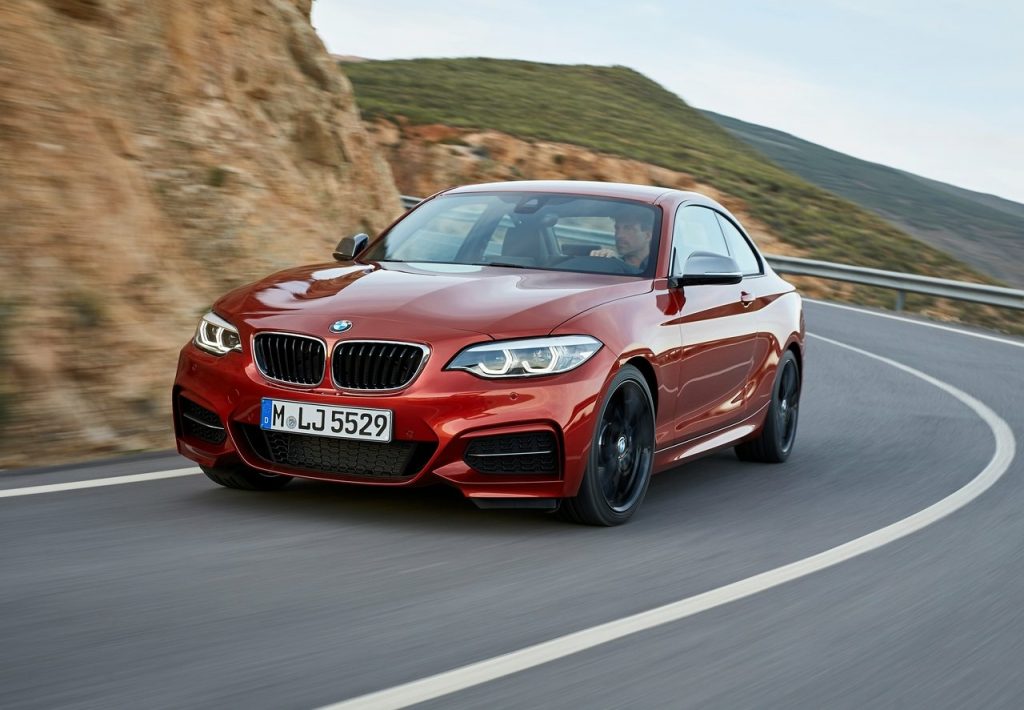 BMW M240i turuncu coupe önden üç çeyrek görünüm