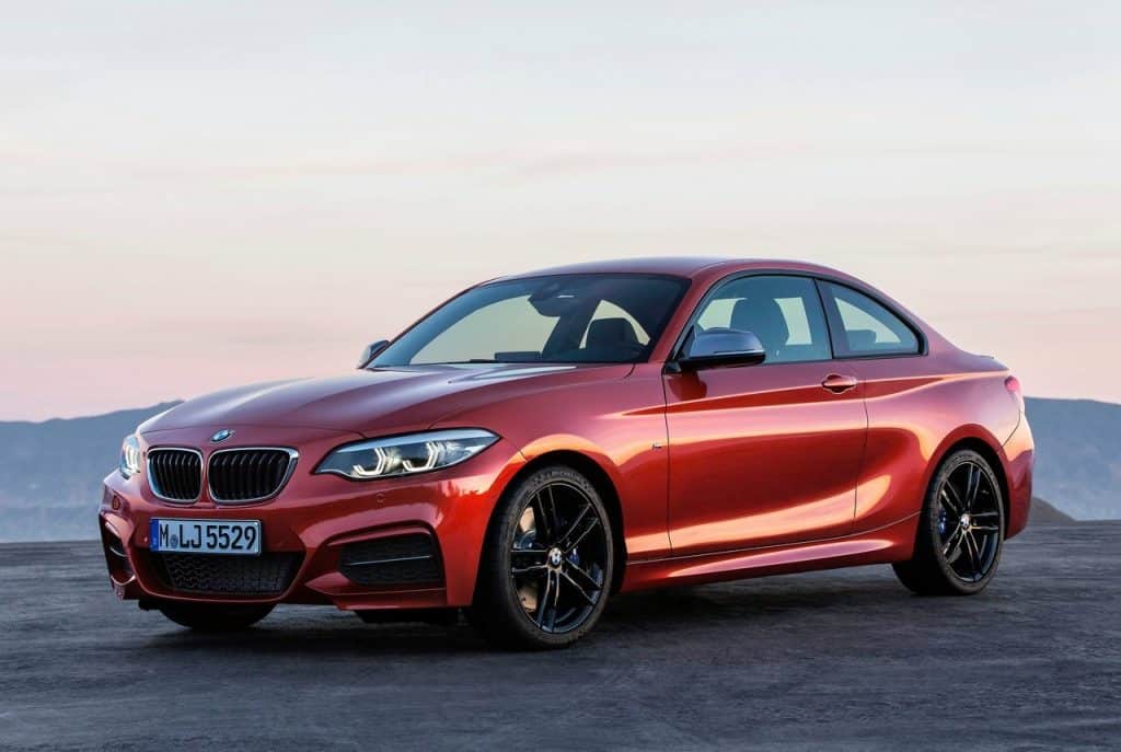 M240i coupe önden üç çeyrek statik görünüm