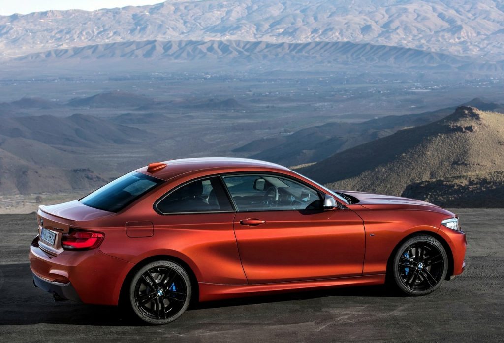 M240i coupe yan profil ve arka üç çeyrek görünüm