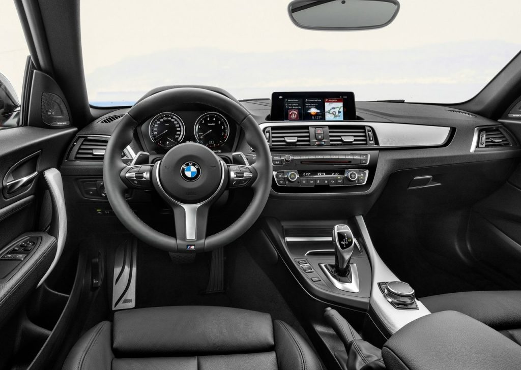 M240i kokpit direksiyon ve orta konsol görünümü