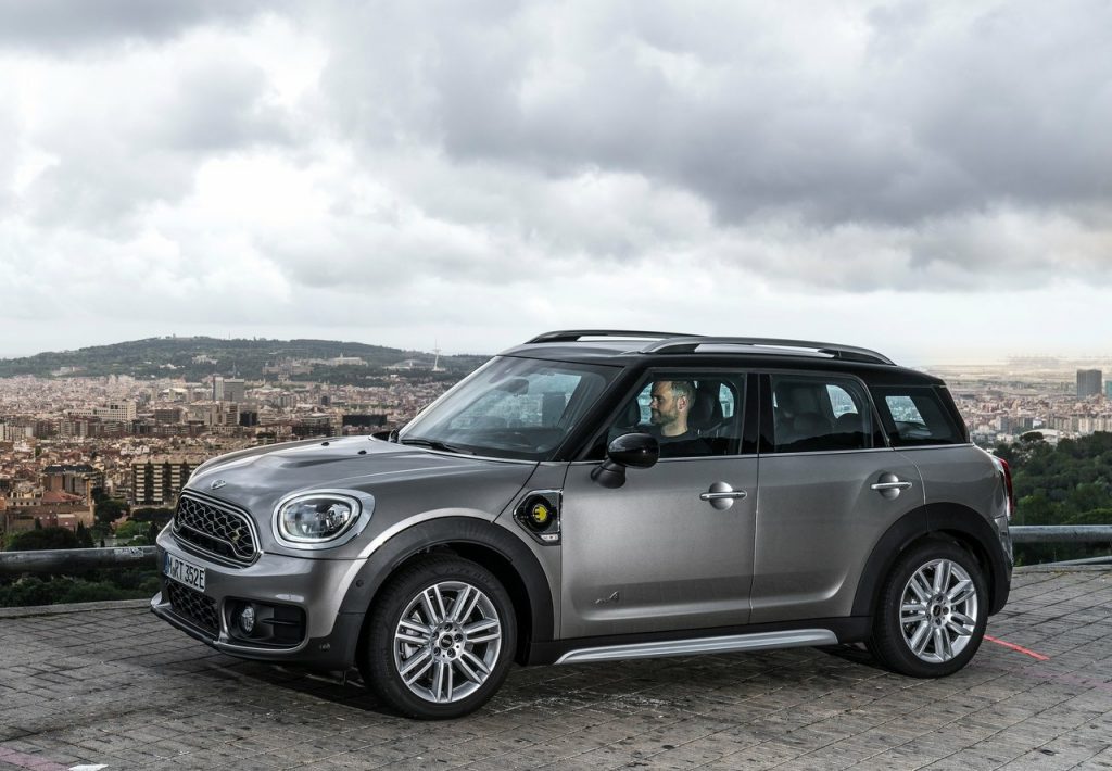 MINI Cooper S E Countryman ALL4 şehir manzarasında