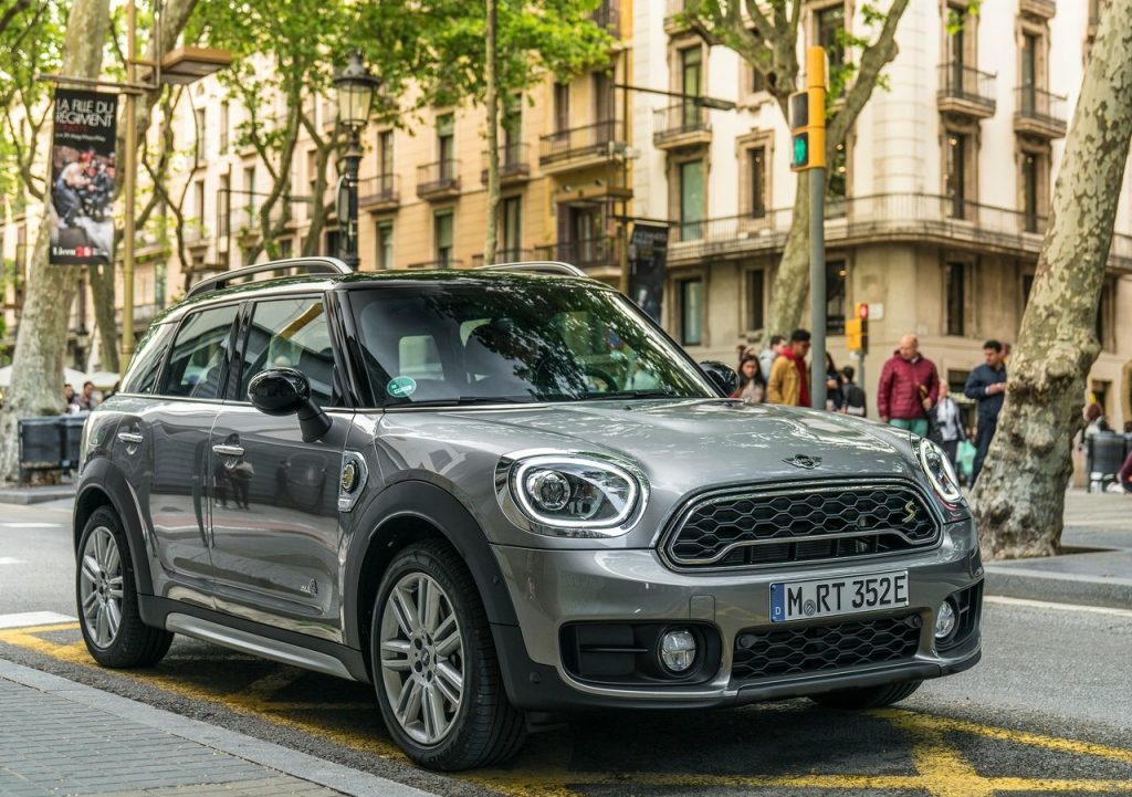 MINI Cooper S E Countryman ALL4 şehir içinde önden