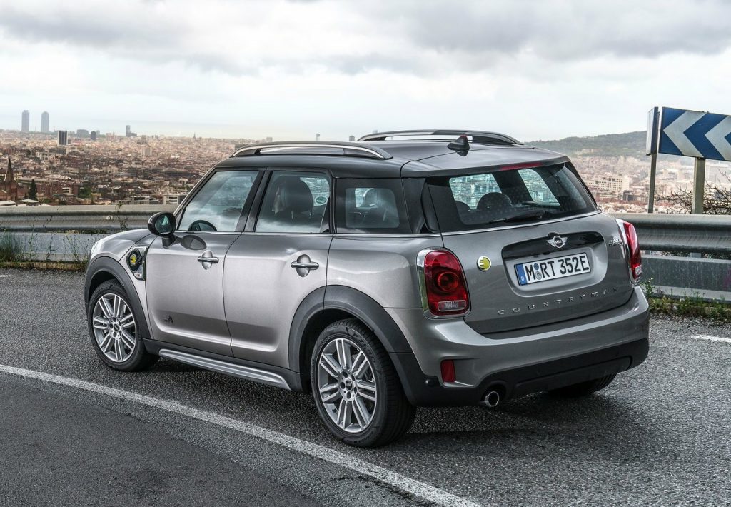 MINI Cooper S E Countryman ALL4 arkadan yol kenarında