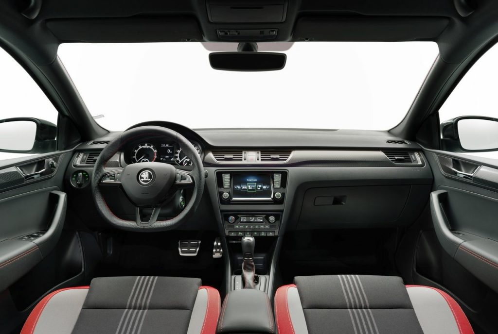 Skoda Rapid kokpit ve ön koltuklar