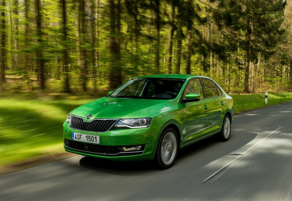 Skoda Rapid hareket halinde ön görünüm