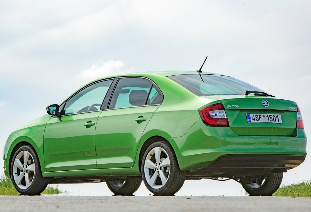 Skoda Rapid arka üç çeyrek görünümü