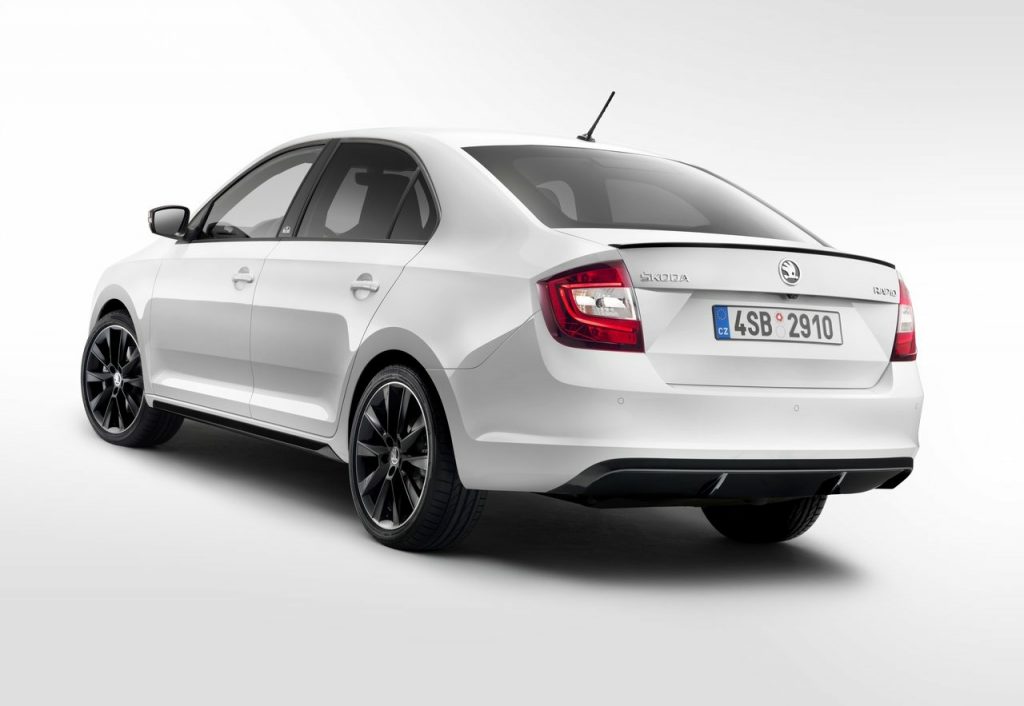 Skoda Rapid beyaz gövde arka tasarımı