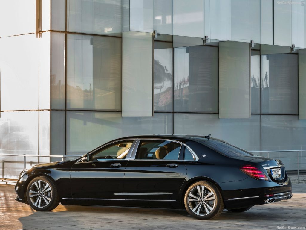 Mercedes-Maybach S560 siyah sedan yan arka görünüm