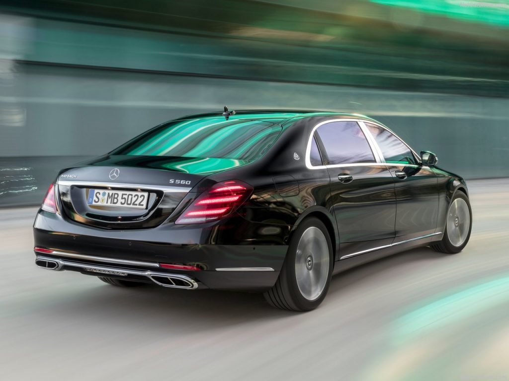 Mercedes-Maybach S560 arka üç çeyrek görünüm ve S 560 rozeti