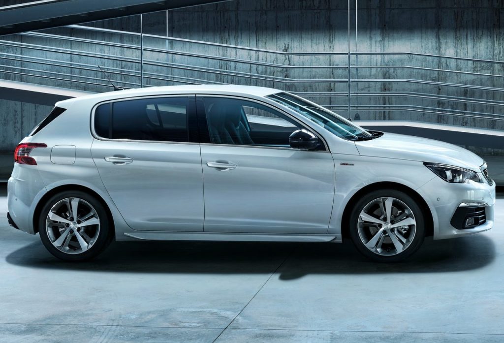 Beyaz 308 GT Line yan profil görünümü