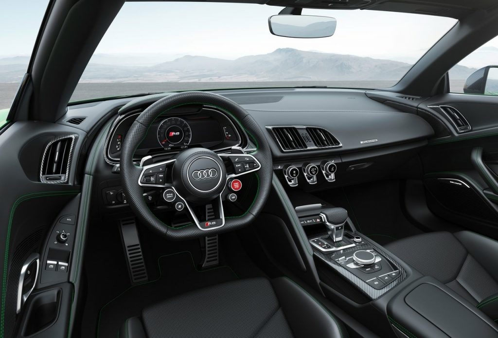 Audi R8 Spyder V10 Plus iç mekân ve direksiyon