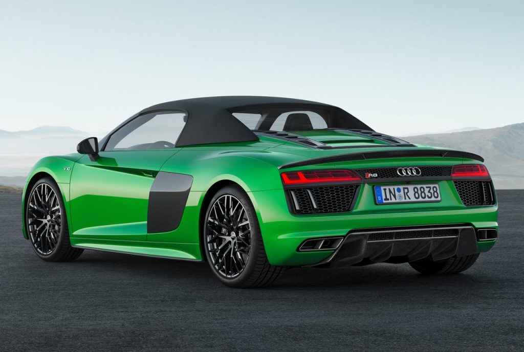 Audi R8 Spyder V10 Plus kapalı tavanla arka görünüm