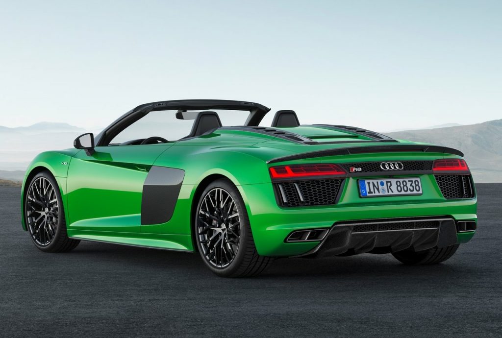 Audi R8 Spyder V10 Plus açık tavanla arka üç çeyrek görünüm