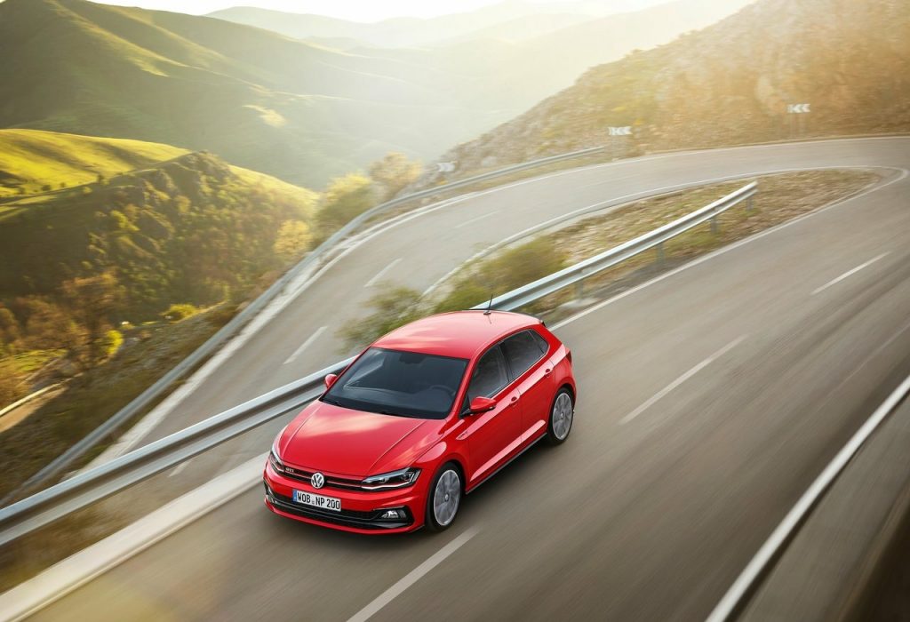Polo GTI virajlı yolda üst açı görünümü