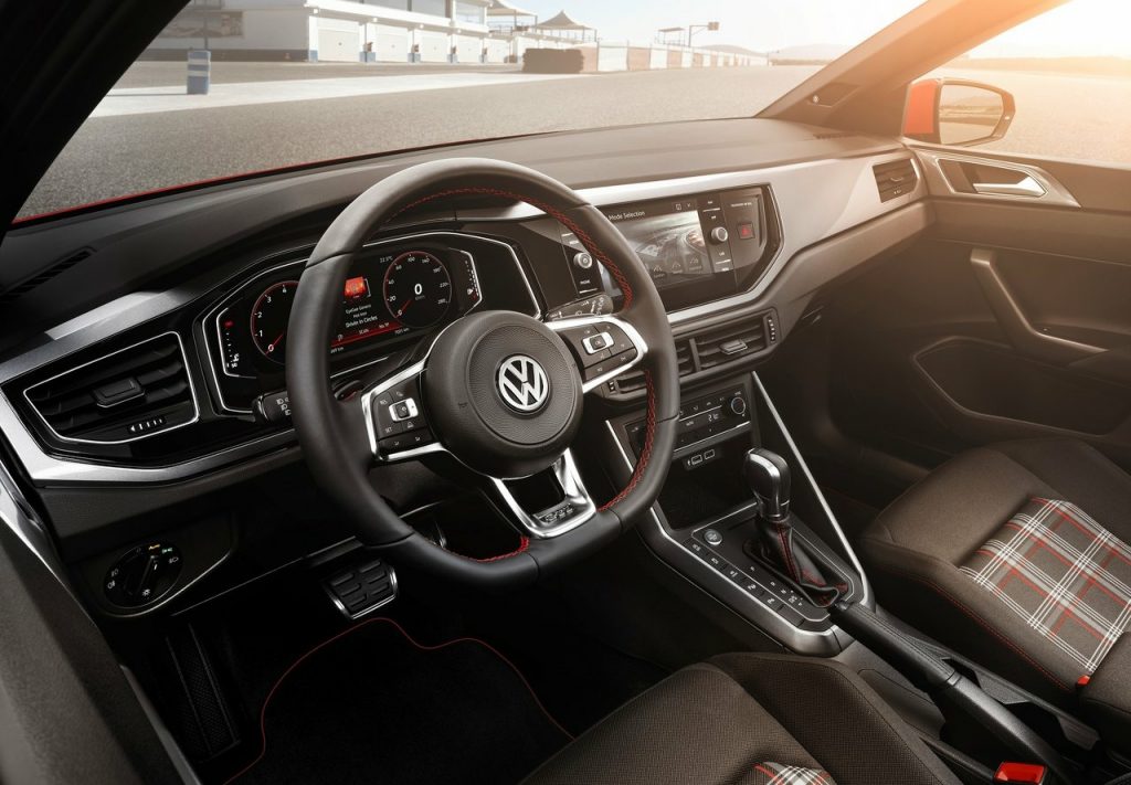 Polo GTI direksiyonu ve Clark desenli koltuklar