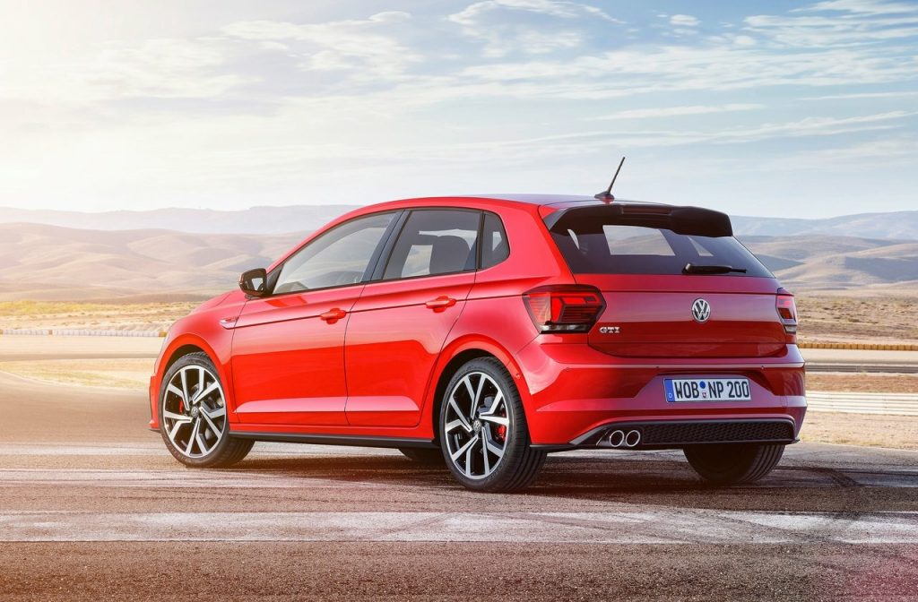 Polo GTI arkadan üç çeyrek görünüm ve egzozlar