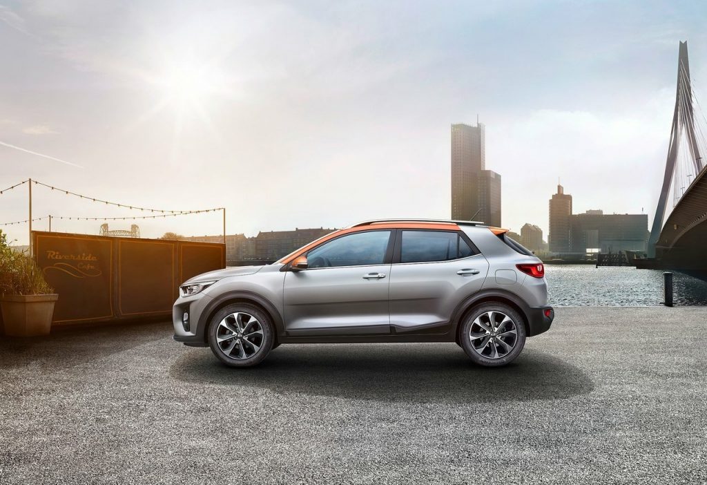 Kia Stonic yan profil ve tavan renk ayrımı