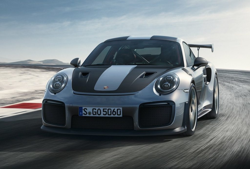 Porsche 911 GT2 RS yan ve ön gövde görünümü