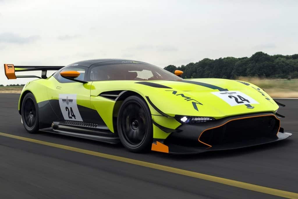 Aston Martin Vulcan AMR Pro ön üç çeyrek görünüm
