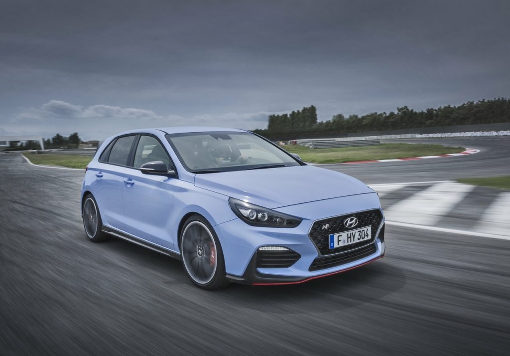 Hyundai i30 N arka üç çeyrek görünümü