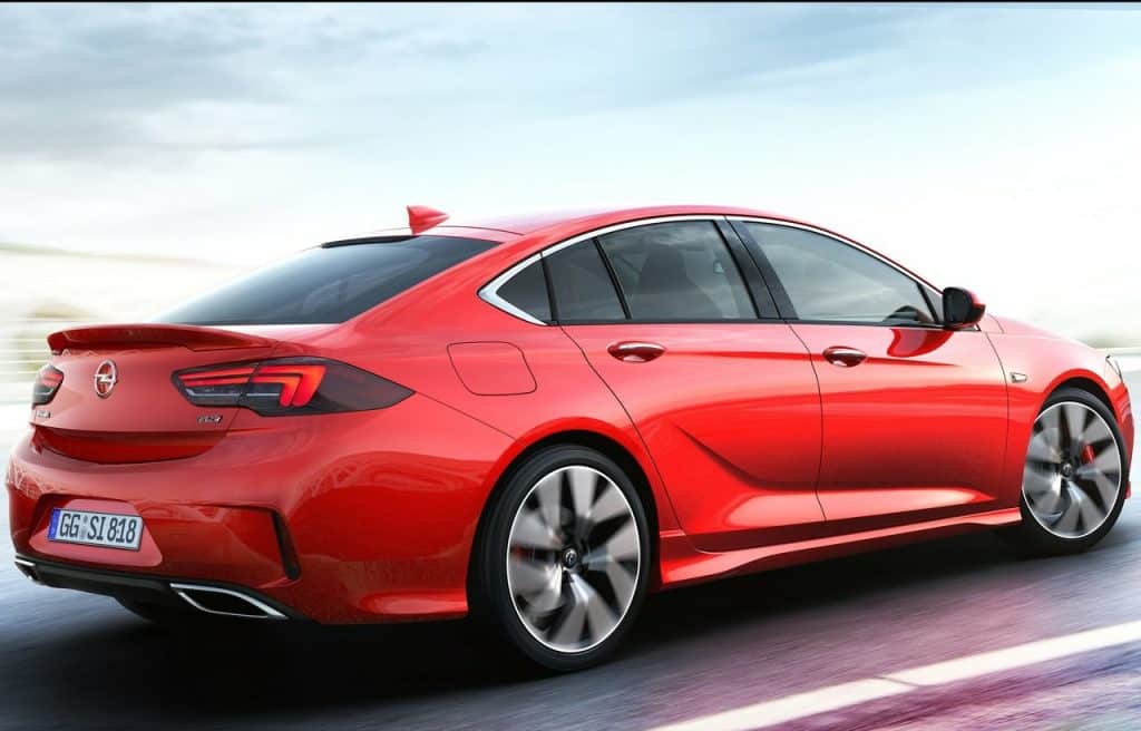 Kırmızı Opel Insignia Grand Sport arka üç çeyrek görünümü