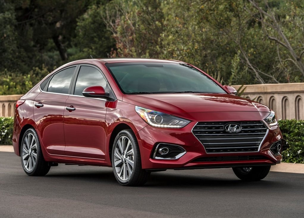 2018 Hyundai Accent kırmızı sedan önden üç çeyrek görünüm