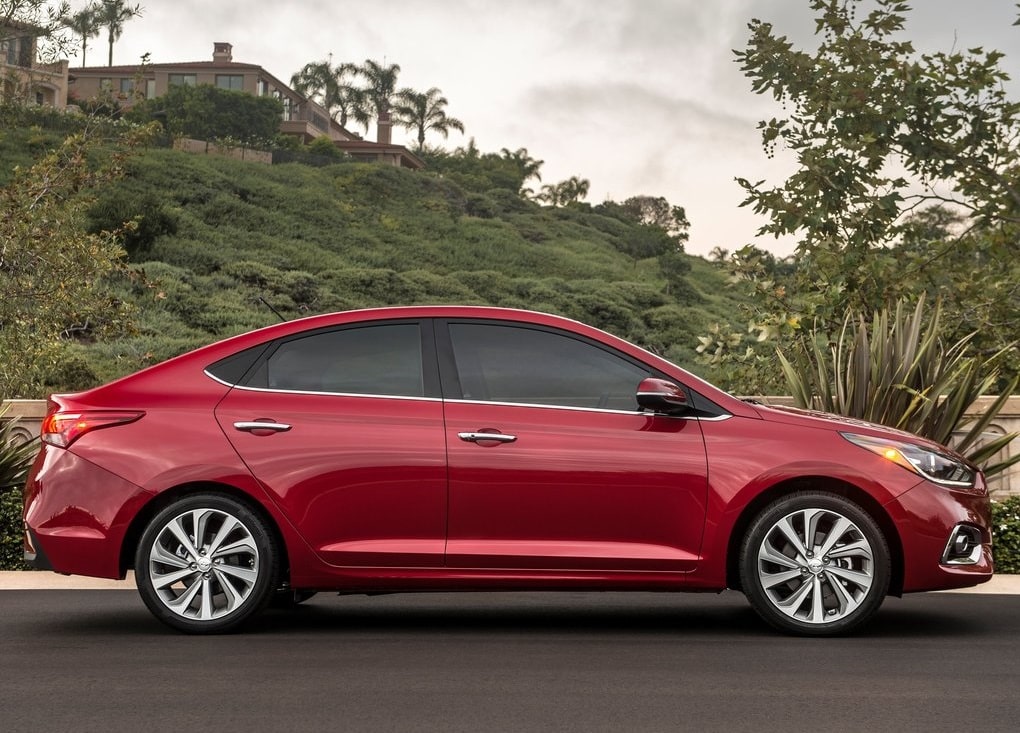 Hyundai Accent kırmızı sedan yan profil