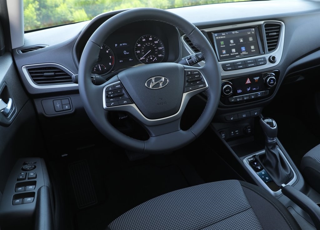 Hyundai Accent kokpit direksiyon ve multimedya ekranı