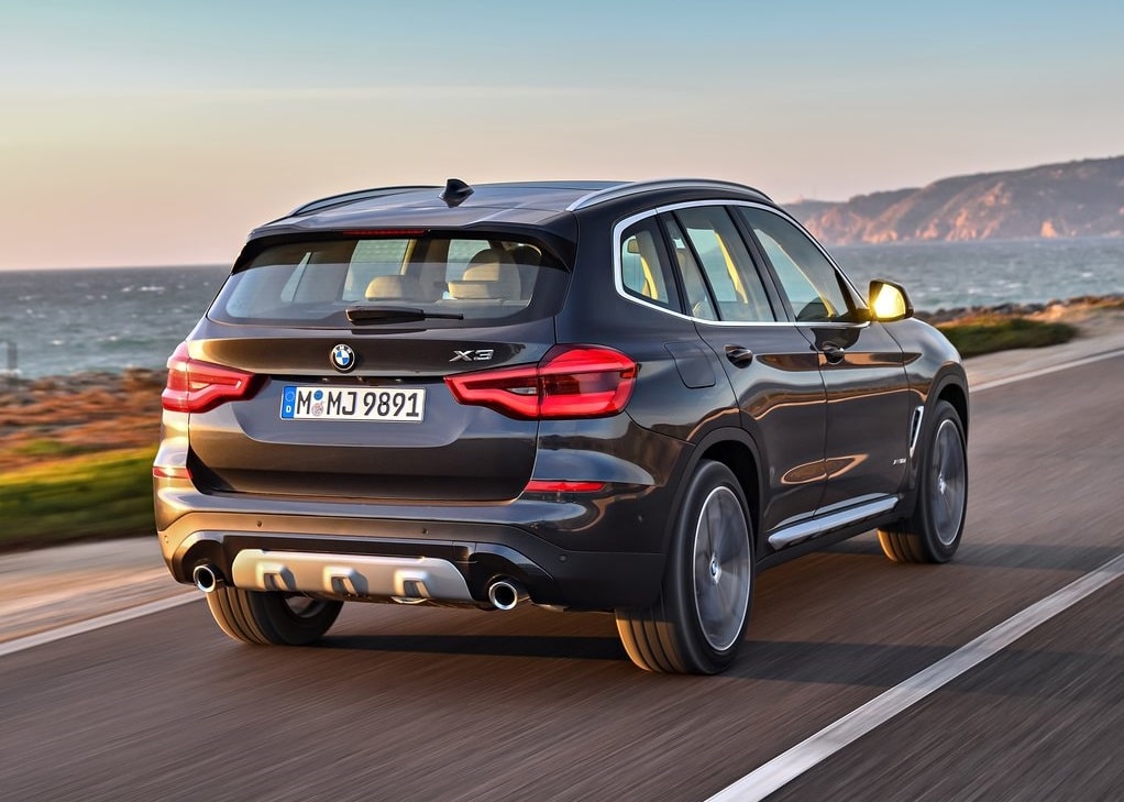 BMW X3 G01 arka üç çeyrek sürüş görünümü